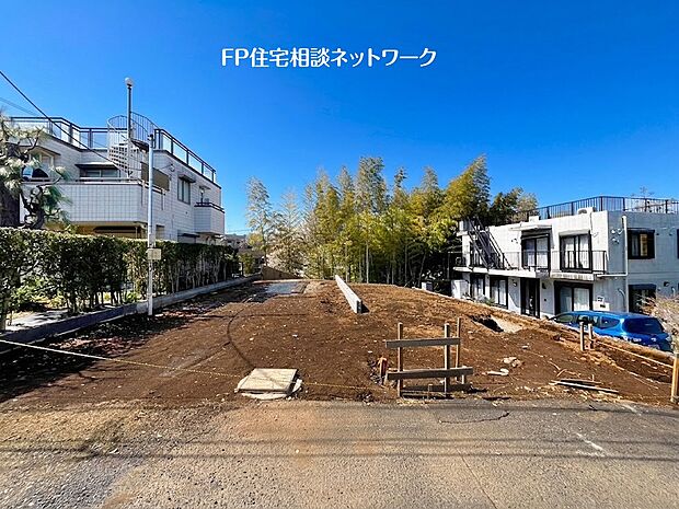 【前面道路含む現地写真】小田急線「玉川学園前」駅徒歩9分の好立地!ゆとりの敷地でカースペース並列2台駐車可能です。