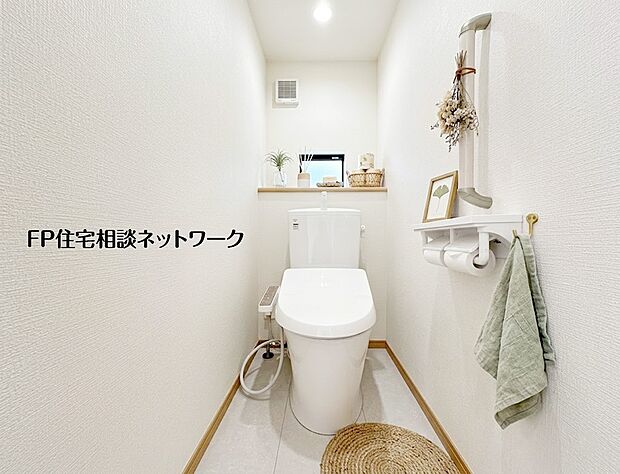 【トイレ】【庭】 建物の横には、美しい人工芝が敷かれたスペースがあります。お子様の遊び場やペットのくつろぎ空間として活用可能です。外部の視線を気にすることなく、ゆったりと過ごせる環境です。