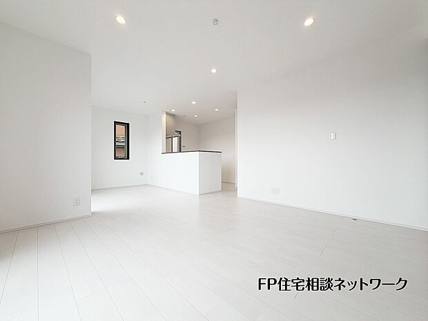 【リビング】想像以上の質感が訪れる者の心を離さない。フローリング素材、窓の配置、壁面タイル、カラーバランス、どれをとってもワンランク上の仕上がり。