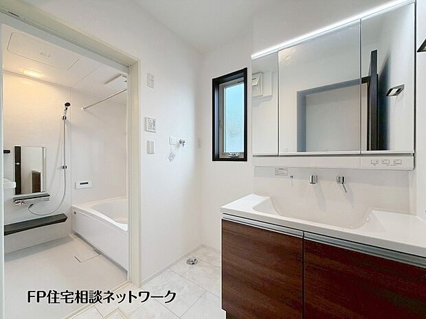 【洗面台・洗面所】鏡の裏に収納棚を確保した三面鏡を採用。化粧品や歯ブラシなどを機能的に収納。また、三面鏡の本当の利点は三枚の鏡を合わせることで、頭の側面や背面が見れること。