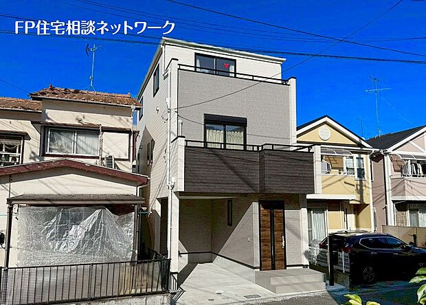 【その他】【類似外観同仕様】施工例のため分譲中の建物とは外壁、屋根開口部等の形状・仕様が異なります。