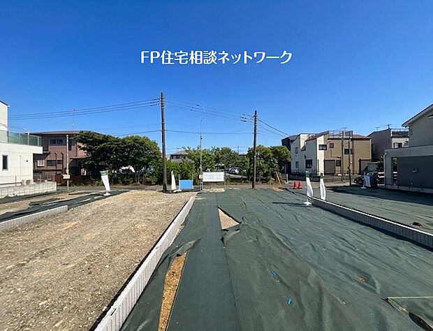 【前面道路含む現地写真】青空の広がる解放感良好な住宅用地です。周辺は緑豊かで落ち着いた住環境。