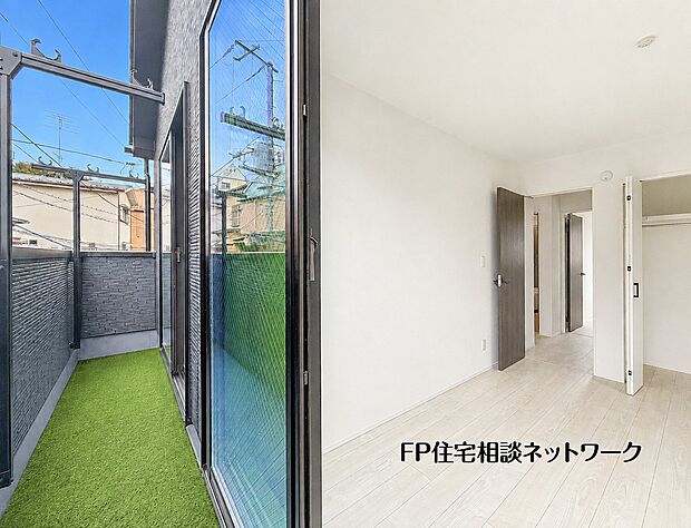 【バルコニー】本画像はAIがCGで芝を作成しており、実際の現地に芝は設置されておりません。また、販売価格に芝等は含まれておりません。