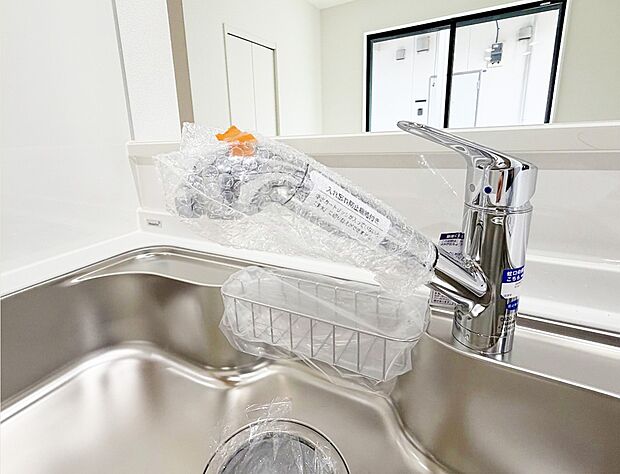 【浄水器一体型水栓】浄水と水道水を切り替えて使用できるスッキリとしたデザインの浄水器一体型水栓。ヘッドを引き出して使えるのでお料理はもちろんシンクの掃除が容易です。