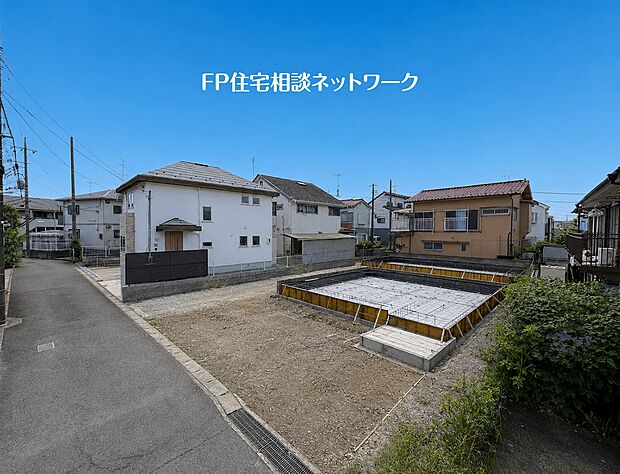 【現地外観写真】車通りの少ない落ち着いた住宅街に誕生する新築戸建。周辺は低層住宅が中心で、穏やかな住環境が広がります。現地で街並みや陽当たり、周辺環境をゆっくりご確認いただけます。
