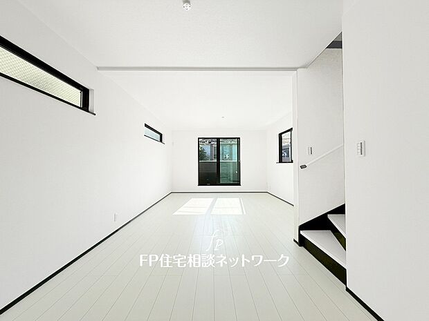 オープンな空間を生み出す、広がりとゆとり。家族と過ごす時間を大切にしたい方にぴったりのゆとりある住空間です。日差しがリビングの隅々までしっかりと届きます。