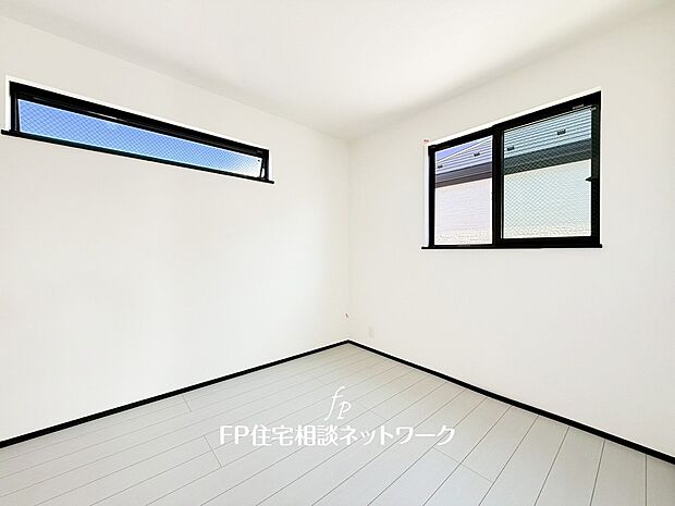 光を取り込みやすい2面採光の居室は日当良好。クローゼットの完備で収納スペースも十分。お子様にとっての「自分の部屋」。学習デスクやベッドの配置もラクラクです。