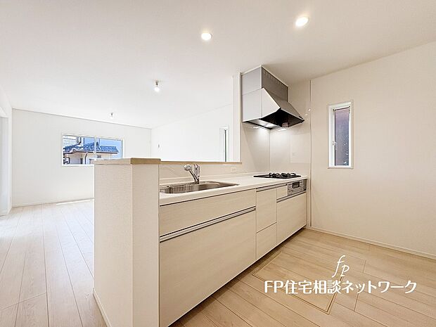 リビングで遊ぶお子様を見守りながらお料理が出来る対面式カウンターキッチンは、料理をしながらご家族との会話を楽しめます。毎日のお料理も楽しくなりますね。