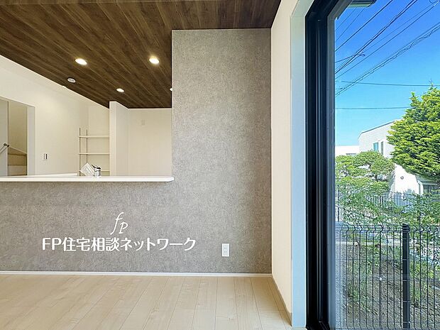 対面式のカウンターキッチンですので、出来上がったお料理をカウンターに並べてお子様が運ぶなど、お手伝いの時間も増えそうですね。