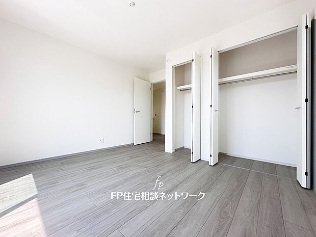 全居室には大型の収納クローゼットを完備。普段使いのお洋服や小物はもちろん、季節物のお洋服などもしっかりと整理整頓出来る。居室空間を隅々まで使えるのが嬉しい。