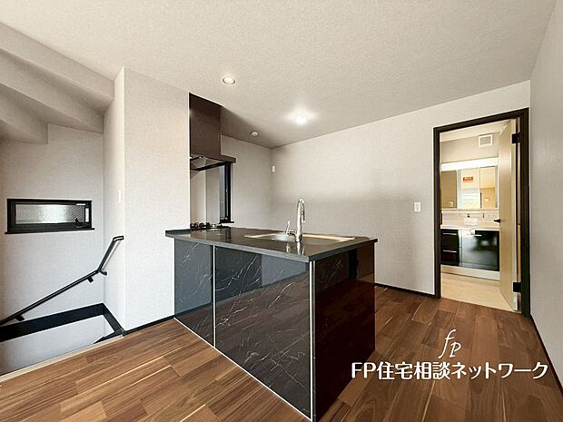 ペニュシュラカウンターキッチンですので、出来上がったお料理をカウンターに並べてお子様が運ぶなど、お手伝いの時間も増えそうですね。