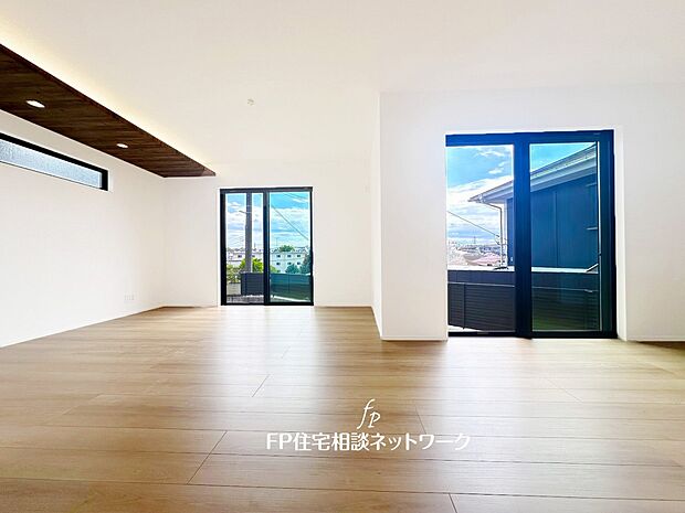 オープンな空間を生み出す、広がりとゆとり。家族と過ごす時間を大切にしたい方にぴったりのゆとりある住空間です。日差しがリビングの隅々までしっかりと届きます。