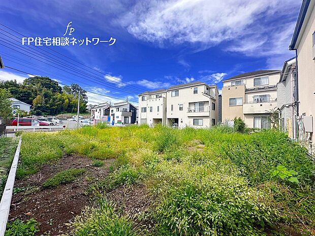 平坦なエリアに位置し、周辺にはお買物施設も充実しており日常生活にも困らない便利な立地です。