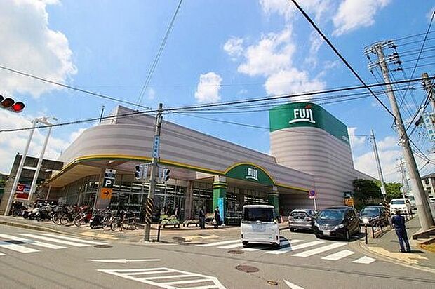 ＦＵＪＩ　上野川店(周囲にはいくつかのスーパーが点在しており、目的や曜日などで使い分けるもの良いですね。)