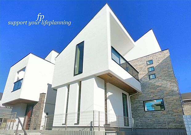 【プラン例　建物価格2200万円　建物面積100m2】縦横に配し、シンプルながらも美しい立体感、アクセントの石の陰影が映し出す、豊かな個性