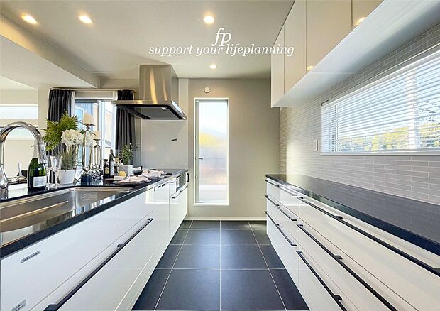 【プラン例　建物価格2200万円　建物面積100m2】システムキッチンと一体感あるカラーでまとまった、食器棚付です。うれしい設備仕様です。