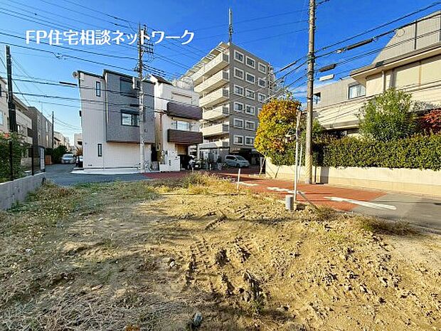 ターミナル駅「武蔵小杉」まで徒歩13分！大通りから1本入った場所に位置し、利便性と整った住環境の立地です。