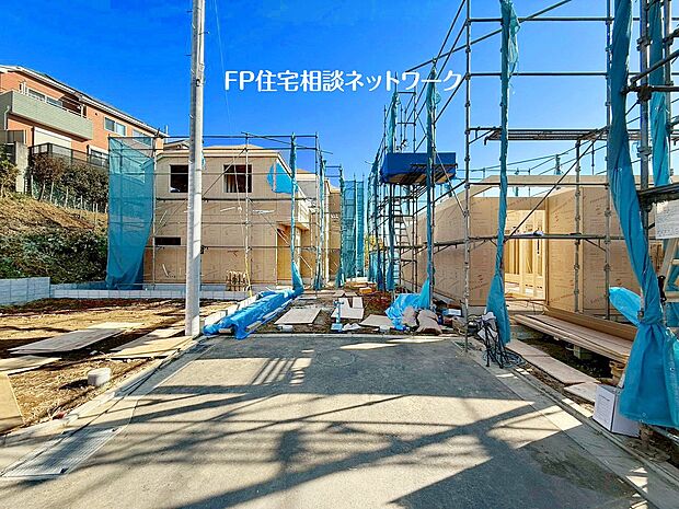 全7棟の開発現場！土地面積125m2以上のゆとりの敷地に大型4ＬＤＫの間取り、カースペースも2台駐車可能です。