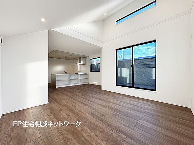 開放感を演出する勾配天井。実際の広さよりも空間の広がりを感じるので、より開放的な気分になります。天井が高い、お洒落なＬＤＫを演出できます。