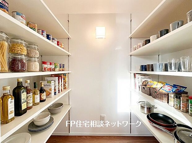 キッチン横にはパントリースペースを完備。食べ盛りのお子様がいるご家庭や平日共働きで忙しくなかなか何度も買い物に行けないママにとって非常に便利な収納スペースです。