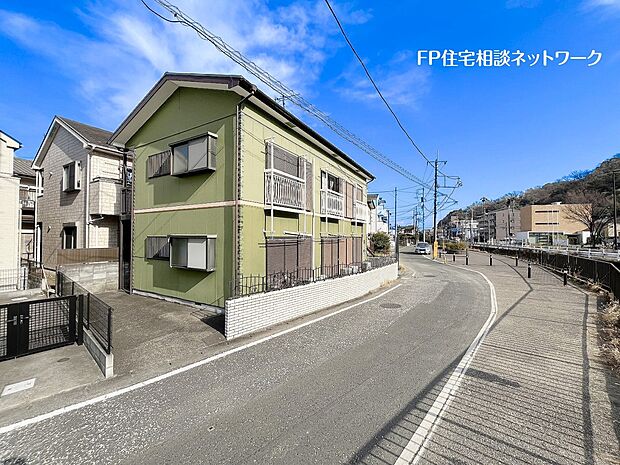 南側の前面道路はゆとりの6.1mで車の通りも少なく、車の運転が苦手な方も安心です。