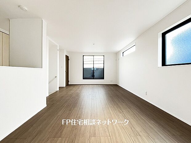 オープンな空間を生み出す、広がりとゆとり。家族と過ごす時間を大切にしたい方にぴったりのゆとりある住空間です。日差しがリビングの隅々までしっかりと届きます。