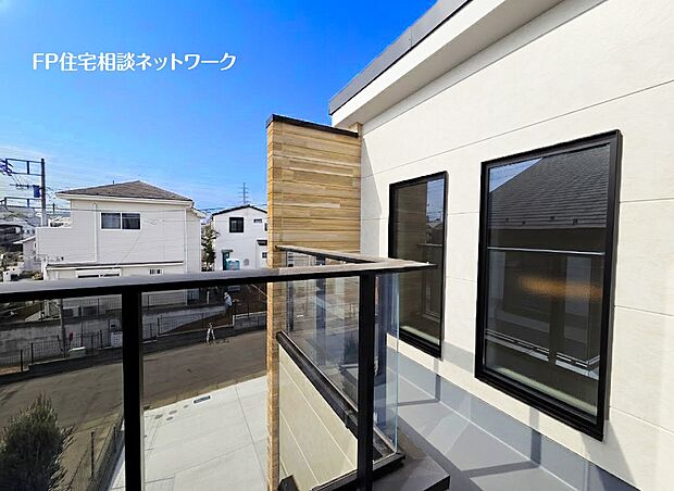 この窓からの眺望がすばらしい。視界に緑が見えるので癒される。さらに遮る建物がないので遠くを望めば知らぬ間にリラックス。