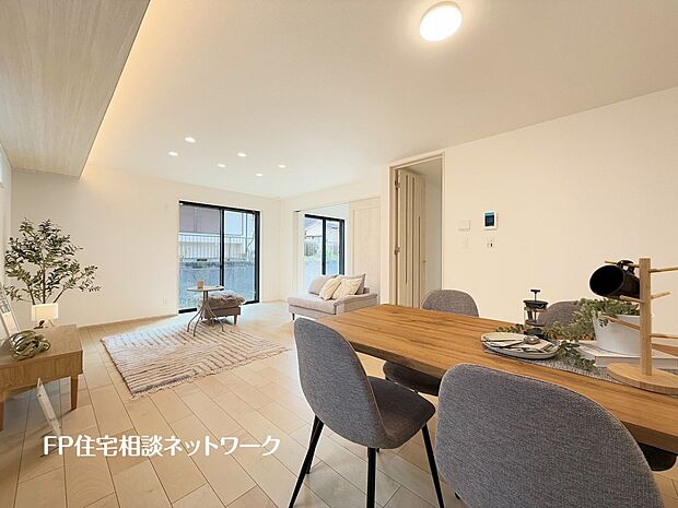 家族だんらんのスペースとなるリビング。家具の配置がしやすい広さを確保しつつ、窓が多い設計は色々な角度から光が取り込めるこだわりの間取りです。 - コピー