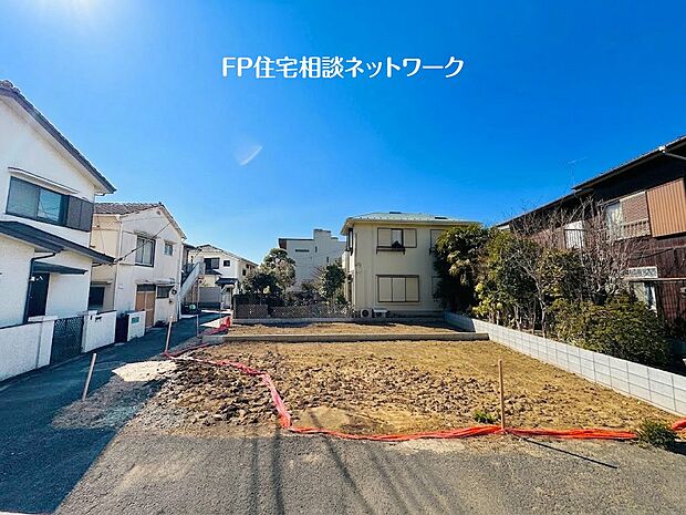 敷地と道路に高低差が無く4部屋完備の大型間取り、WICなど収納も豊富です。