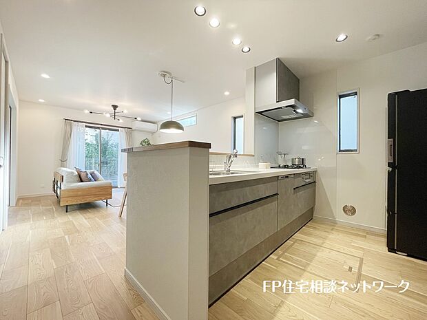 【プラン例　建物価格1350万円　建物面積90m2】新しいキッチンは食事の支度も楽しく出来る。お手伝いをしてくれるお子様と並びながら準備や片付けが出来るキッチンです。
