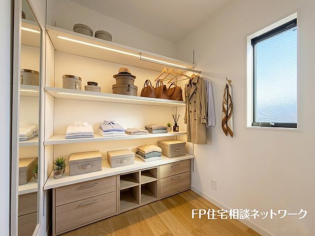 ■ウォークインクローゼット■本画像はAIがCGで家具作成しており、実際の現地に家具は設置されておりません。また、販売価格に家具、小物等は含まれておりません。