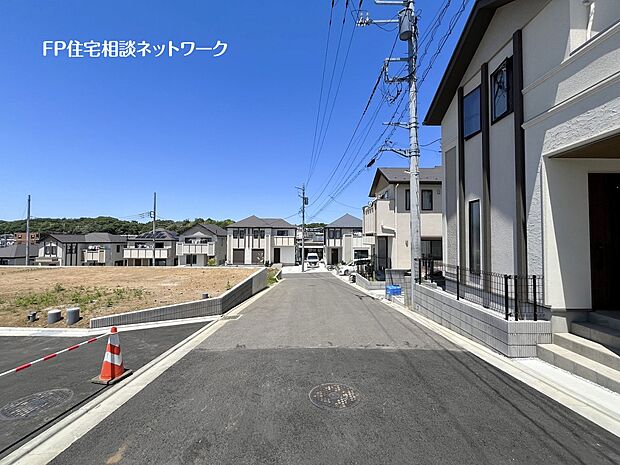 全16棟の大規模開発現場!前面道路の開発道路幅員は6mあるスッキリとした現場で、車通りも少ないので小さなお子様がいらっしゃるご家庭も安心です。