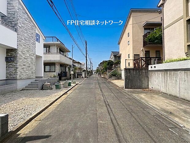 前面道路は幅員約5ｍあり、道路に高低差が無い敷地。車の運転が苦手な方もで安心です。