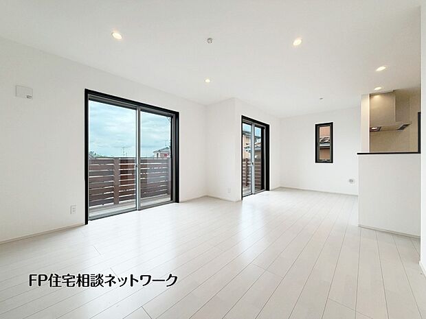 オープンな空間を生み出す、広がりとゆとり。家族と過ごす時間を大切にしたい方にぴったりのゆとりある住空間です。日差しがリビングの隅々までしっかりと届きます。