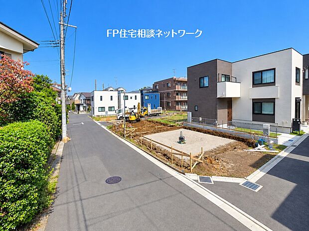 キューブ型のスタイリッシュな住宅が建ち並ぶ、統一感のある街並み。道路との高低差もなく、開放的で暮らしやすい住環境です。