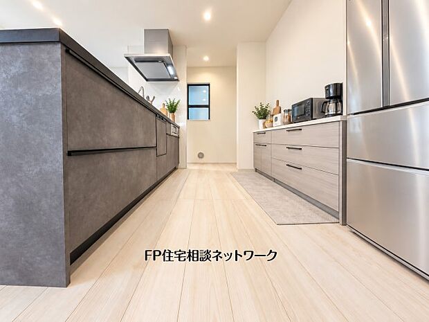 本画像の冷蔵庫、家具、家電、植栽、小物等はCG生成の配置イメージです。販売価格にこれらは含まれません。