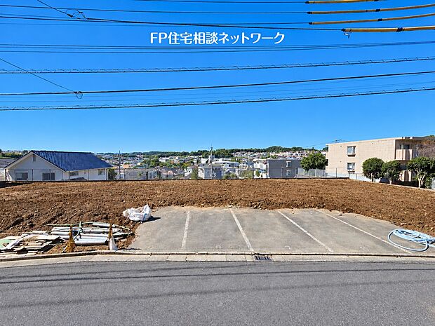 開放感と、遠くまで見渡せる気持ちの良い眺望が魅力。周辺には低層住宅が広がり、陽当たり・風通しの良さを感じられる住環境です。