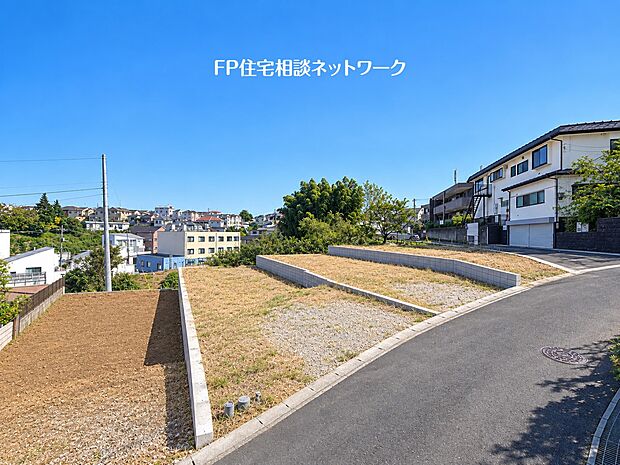 青空が広がる開放的な住宅街に、スタイリッシュな2階建てデザイナーズ住宅が誕生。洗練されたデザインと快適な住空間を兼ね備えた、こだわりの住まいです。