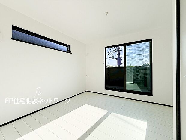 【洋室】大きな窓で日差しを長時間受ける事が出来る暖かいお部屋です。もちろんペアガラスで、遮音性にも優れ、結露も発生しにくい構造。