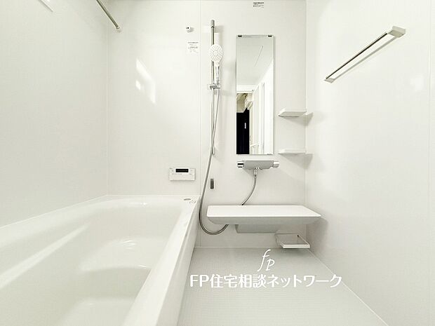 【浴室】ゆったり入れる一坪バス。足を伸ばして入れるサイズは一日の疲れを癒すのに嬉しい広さ。お子様と一緒の入浴でも充分な広さです。