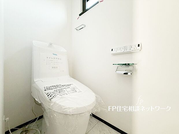 【トイレ】ウォシュレット、暖房便座機能付のトイレです。従来型に比べ節水効果があり、お手入れもしやすいので、家計も家事の負担も軽減してくれます。