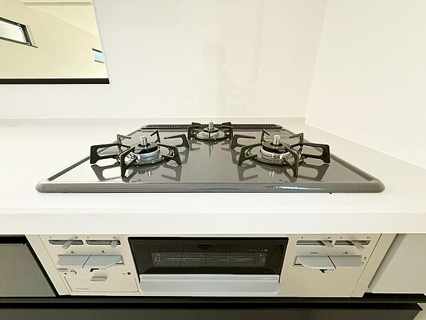 【その他内観】同仕様設備：同時並行で調理しやすい3口コンロです。お料理を同時にすすめることができ、料理時間の短縮にもなります。