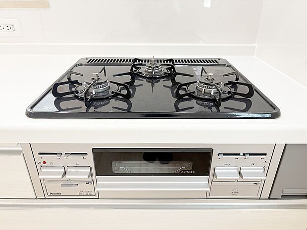 【ガスコンロ】慣れている方も多く、火力が目に見えるため、使いやすいという方も多い、3口のガスコンロ仕様です。