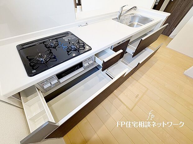 【キッチン】スライド収納付きのシステムキッチン。料理器具なども収納できて出し入れもスムーズ。収納量もたっぷりなので料理器具やストック調味料なども入れられる。