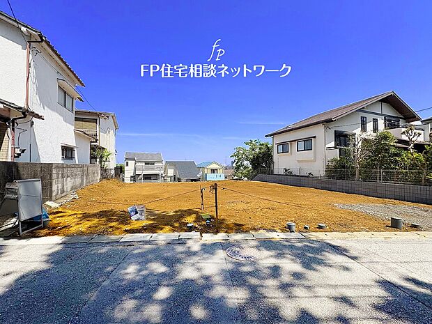 【現地外観写真】南道路に面した敷地は、道路と高低差が無く幅員も4.5ｍあり車通りも少なく、お車の運転が苦手な方でも安心です。