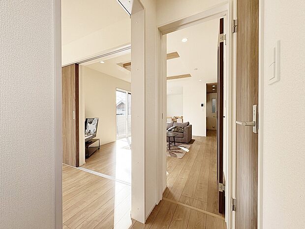 【その他内観】想像以上の質感が訪れる者の心を離さない。フローリング素材、窓の配置、壁面タイル、カラーバランス、どれをとってもワンランク上の仕上がり