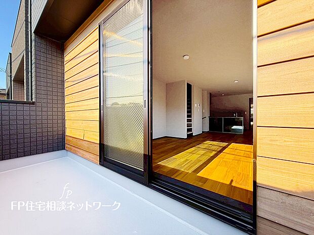 【バルコニー】大きく面した掃出し窓から光が降りそそぐ開放的なリビング。大きな窓からは、太陽の光はもちろん、爽やかな風が吹き抜けます。快適で心地の良い空間を演出してくれます。