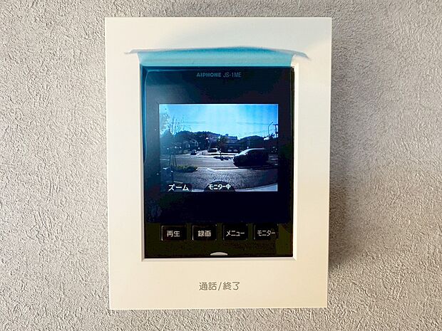 【モニター付インターホン】モニター付インターホンが標準仕様です。戸建暮らしだと、集合住宅に比べ、より不安になりがちな防犯面、目で確認できるからあんしんです。