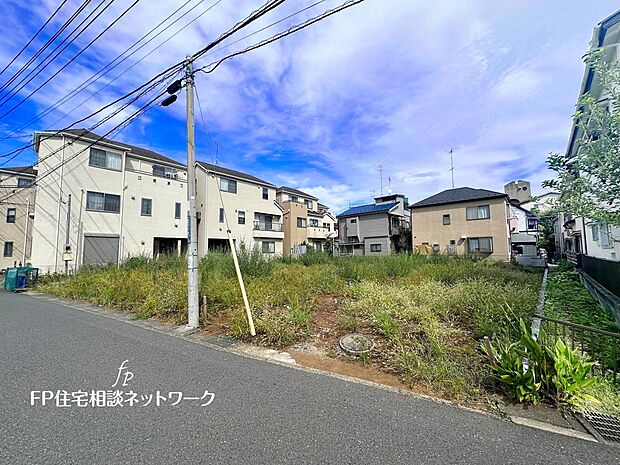 【前面道路含む現地写真】前面道路幅員は6.5ｍ以上あり、車のすれ違いも出来るゆとりの広さ！お車の運転が苦手な方でも安心です。