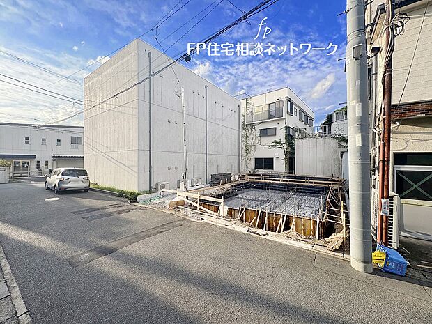 【前面道路含む現地写真】大通りから1本入った場所に位置し、道路の幅員は5ｍあるのでお車のすれ違いも出来るので、運転が苦手な方でも安心です。